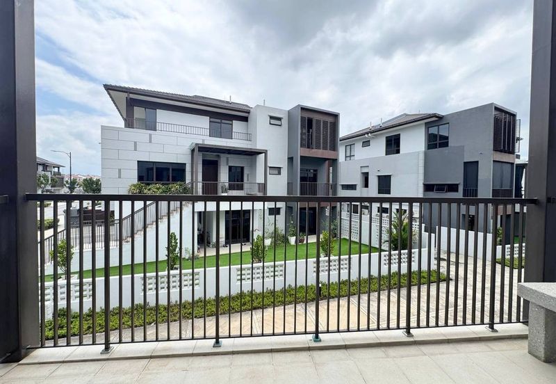 3-STOREY TERRACE END LOT THE MULIA RESIDENCE @ CYBERJAYA FOR SALE !!!