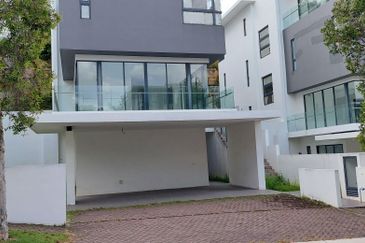 Laman Granview bran new 3 .5 sty with lift