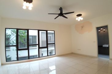 Laman Granview bran new 3 .5 sty with lift