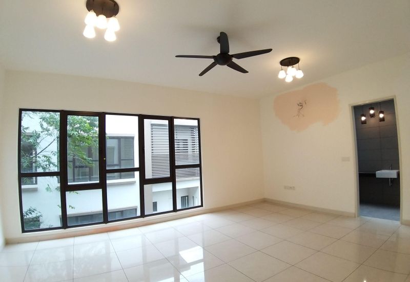 Laman Granview bran new 3 .5 sty with lift