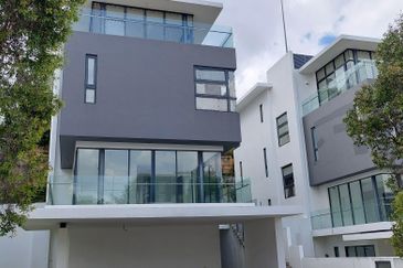 Laman Granview bran new 3 .5 sty with lift