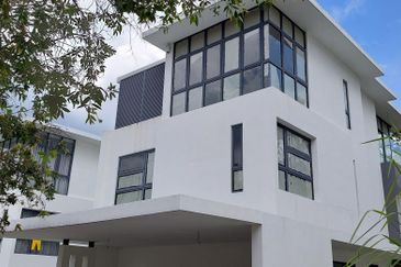 Laman Granview bran new 3 .5 sty with lift