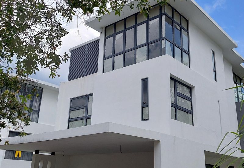 Laman Granview bran new 3 .5 sty with lift