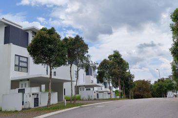 Laman Granview bran new 3 .5 sty with lift