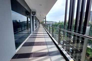 Le Pavillion shop office 3flr with lift front and back