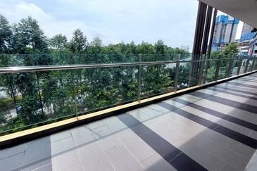 Le Pavillion shop office 3flr with lift front and back