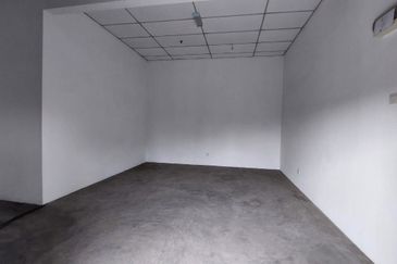 Le Pavillion shop office 3flr with lift front and back