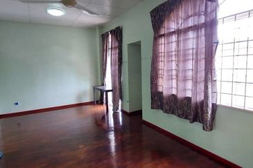 bandar Puteri 8 two and half sty move in conditon