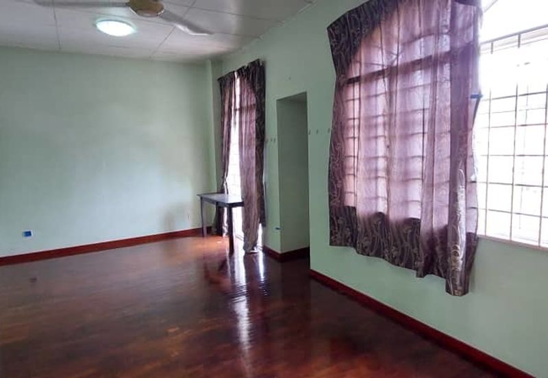 bandar Puteri 8 two and half sty move in conditon