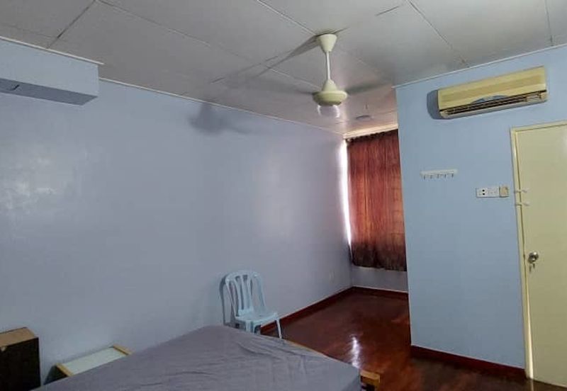 bandar Puteri 8 two and half sty move in conditon