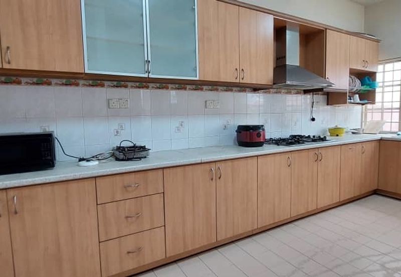 bandar Puteri 8 two and half sty move in conditon