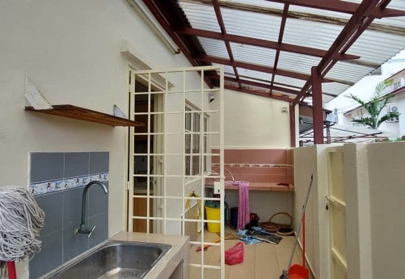 bandar Puteri 8 two and half sty move in conditon