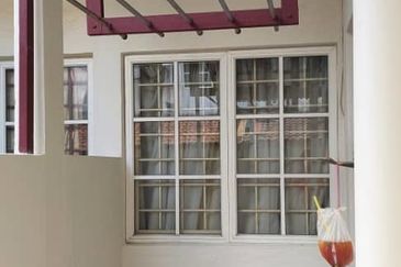 bandar Puteri 8 two and half sty move in conditon