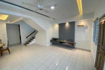 Bandar Puteri 8 below market 200k renovation must view