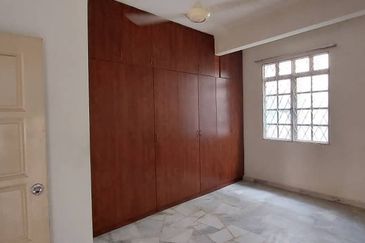 Bandar Puteri 8 below market 200k renovation must view