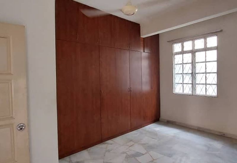 Bandar Puteri 8 below market 200k renovation must view