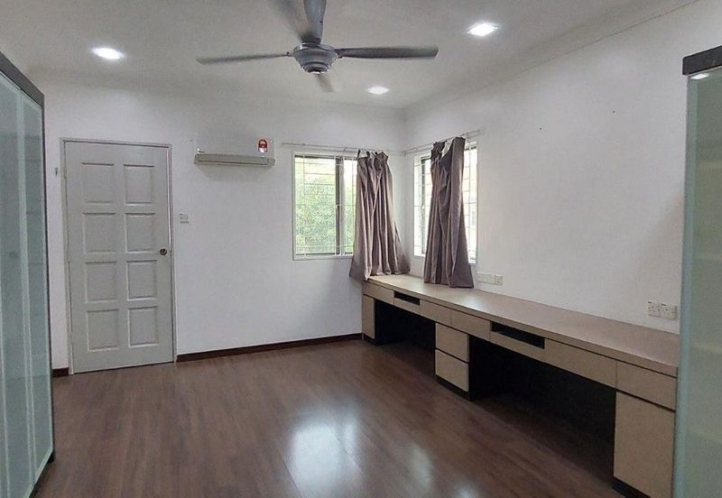 Puteri 12 face T+ facong East + below 1 m Price 