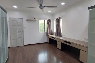 Puteri 12 face T+ facong East + below 1 m Price 