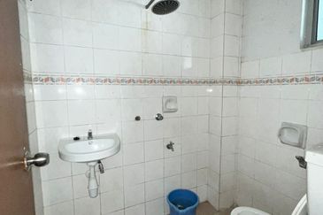 2.5sty house in Puchong utama muslim family only pu10 