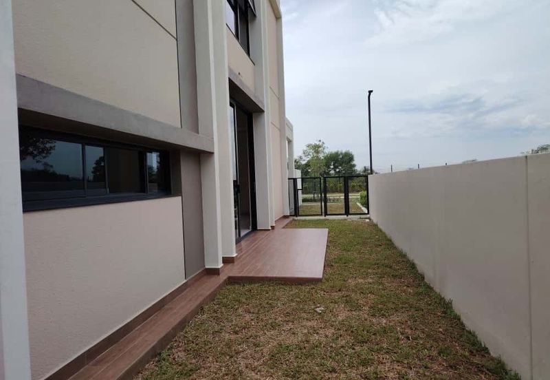 Luxura Residence @ twentyfive.7