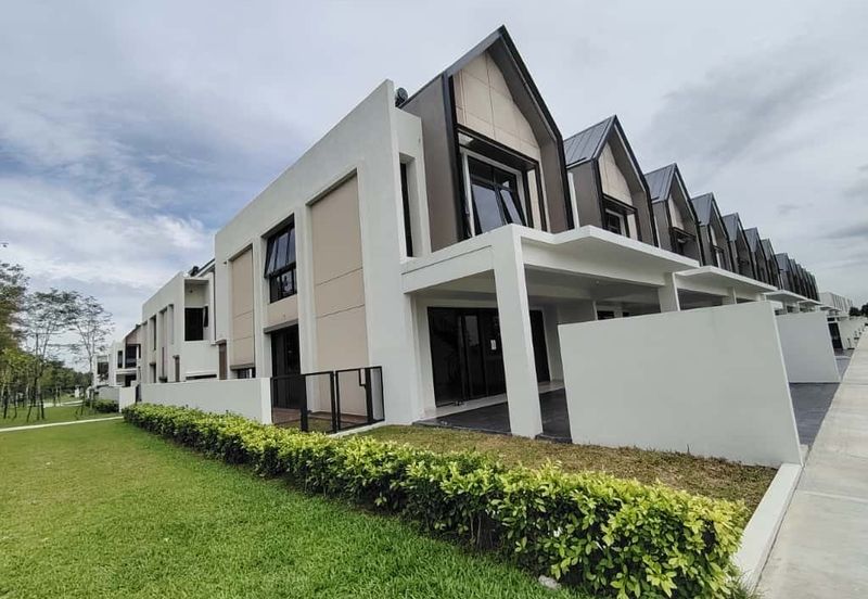 Luxura Residence @ twentyfive.7