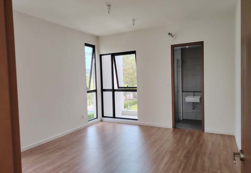 Luxura Residence @ twentyfive.7