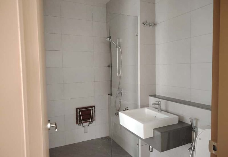 Luxura Residence @ twentyfive.7