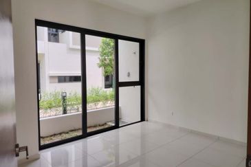 Luxura Residence @ twentyfive.7