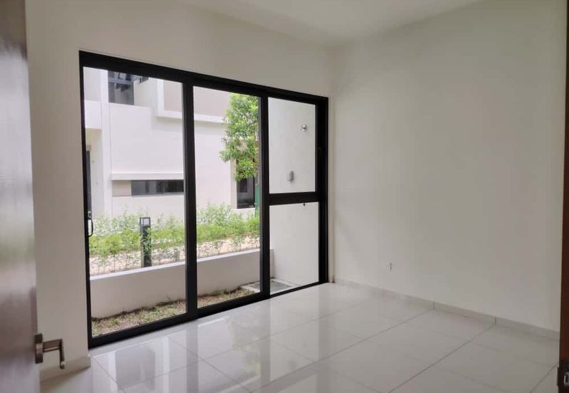 Luxura Residence @ twentyfive.7