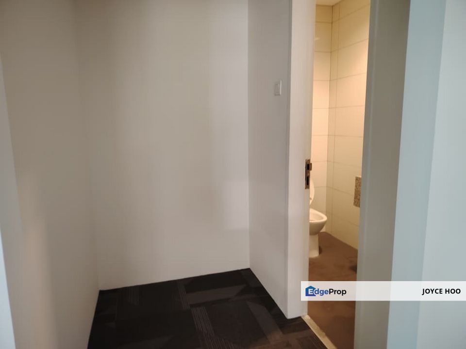 Fully fitted office unit with attached washrooms Fully fitted office unit for rent at PFCC, Selangor, Bandar Puteri Puchong