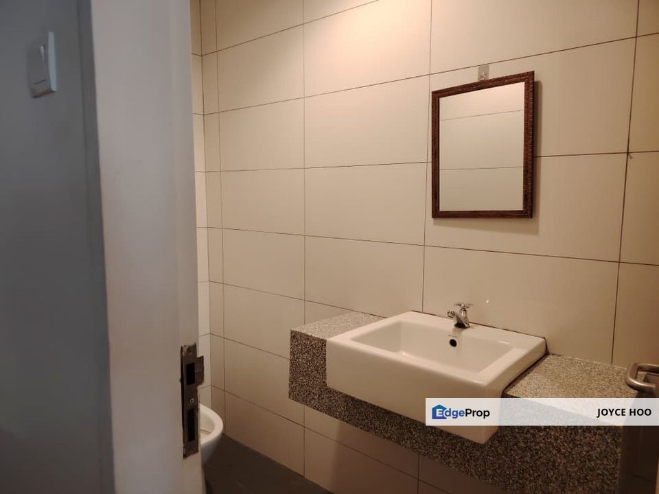 Fully fitted office unit with attached washrooms Fully fitted office unit for rent at PFCC, Selangor, Bandar Puteri Puchong