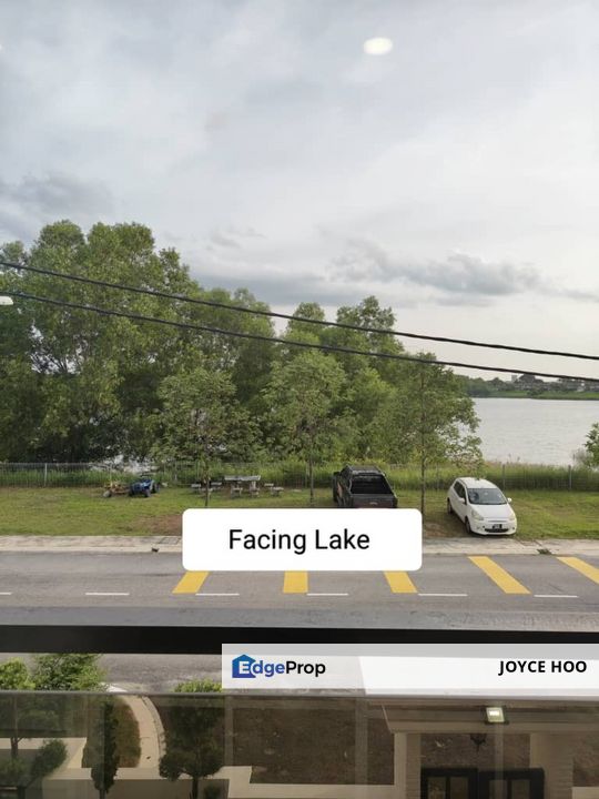 Jalan db 1 taman desiran Facing Lake  Semi-d House 5 km to IOI Mall  3 km Lrt , Selangor, Puchong