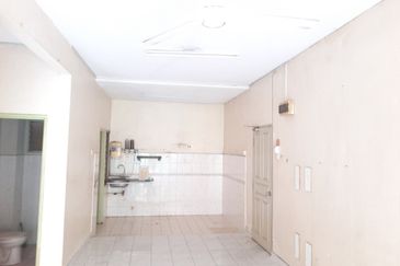 Bandar Puteri 7 Sri Camelia Ground floor office storage /can stay /business  office  use/ 2 room 1 bathroom  