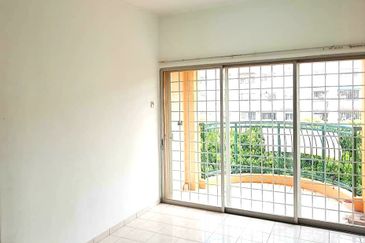 Bandar Puteri 7 Sri Camelia Ground floor office storage /can stay /business  office  use/ 2 room 1 bathroom  