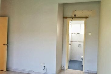 Bandar Puteri 7 Sri Camelia Ground floor office storage /can stay /business  office  use/ 2 room 1 bathroom  