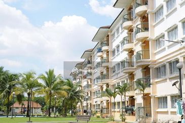 Bandar Puteri 7 Sri Camelia Ground floor unit/ office use / can stay ,business  office or storage use 