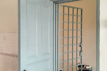 Bandar Puteri 7 Sri Camelia Ground floor unit/ office use / can stay ,business  office or storage use 