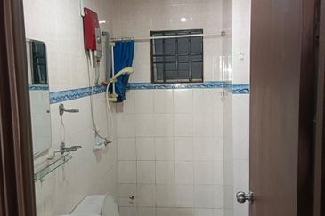 Sri Camelia Ground flr Shop Lot Unit In storage convertible to home with shop  Suitable Small business/ storage