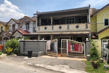 Corner Fully Renovated 300m from LRT Train Station PUCHONG PERDANA 27X65 JALAN MAWAR 4+1 ROOM 