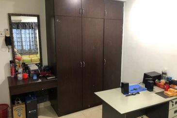 Corner Fully Renovated 300m from LRT Train Station PUCHONG PERDANA 27X65 JALAN MAWAR 4+1 ROOM 