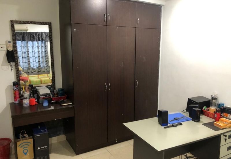 Corner Fully Renovated 300m from LRT Train Station PUCHONG PERDANA 27X65 JALAN MAWAR 4+1 ROOM 