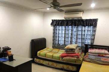 Corner Fully Renovated 300m from LRT Train Station PUCHONG PERDANA 27X65 JALAN MAWAR 4+1 ROOM 