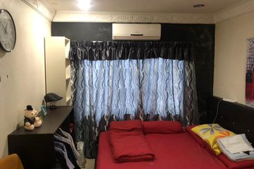 Corner Fully Renovated 300m from LRT Train Station PUCHONG PERDANA 27X65 JALAN MAWAR 4+1 ROOM 