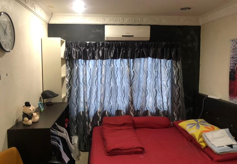 Corner Fully Renovated 300m from LRT Train Station PUCHONG PERDANA 27X65 JALAN MAWAR 4+1 ROOM 