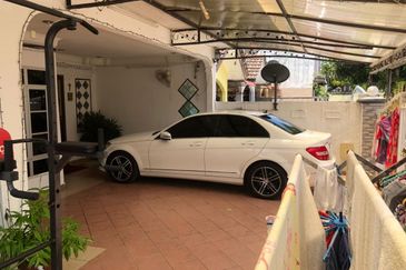 Corner Fully Renovated 300m from LRT Train Station PUCHONG PERDANA 27X65 JALAN MAWAR 4+1 ROOM 