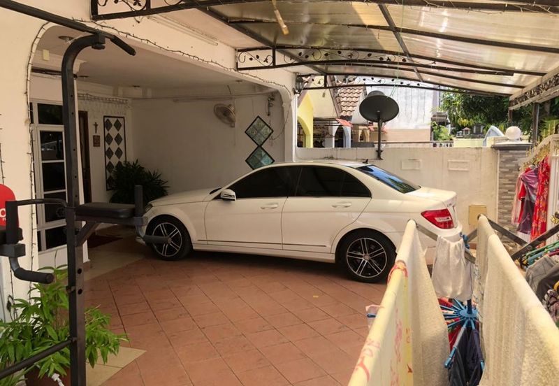 Corner Fully Renovated 300m from LRT Train Station PUCHONG PERDANA 27X65 JALAN MAWAR 4+1 ROOM 