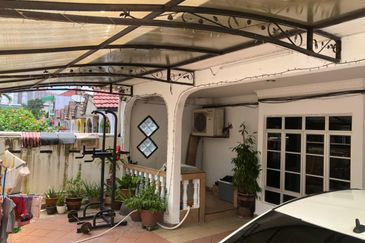 Corner Fully Renovated 300m from LRT Train Station PUCHONG PERDANA 27X65 JALAN MAWAR 4+1 ROOM 