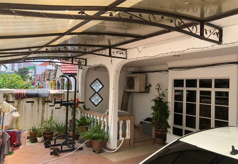 Corner Fully Renovated 300m from LRT Train Station PUCHONG PERDANA 27X65 JALAN MAWAR 4+1 ROOM 