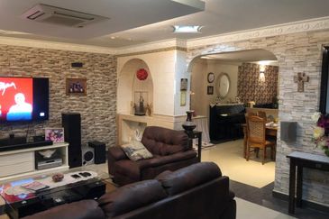 Corner Fully Renovated 300m from LRT Train Station PUCHONG PERDANA 27X65 JALAN MAWAR 4+1 ROOM 