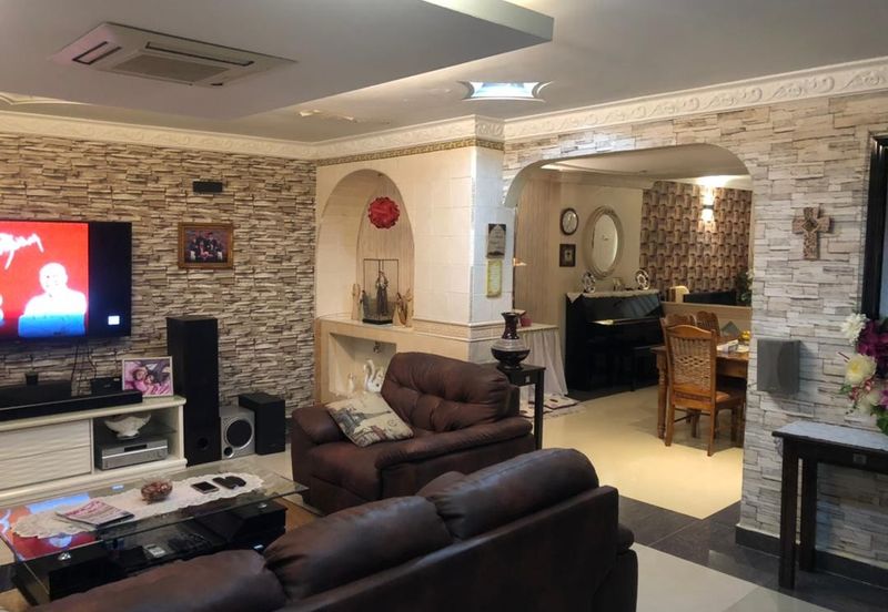 Corner Fully Renovated 300m from LRT Train Station PUCHONG PERDANA 27X65 JALAN MAWAR 4+1 ROOM 